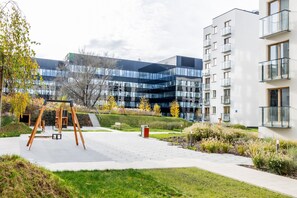 Property grounds - Mokotów 2 Bedroom Apartment by Renters (Warsaw)