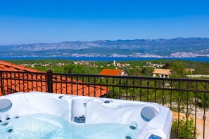 Outdoor spa tub - Luxury Villa Glabrova with pool and sauna near the sea on the island of Krk (Zestilac)