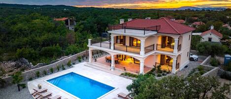 المنشأة من الخارج