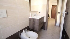 A modern bathroom with a white sink, vanity, and mirror. - Cornaredo apartment 10 minutes from Milan (Cornaredo)