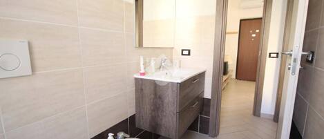 Shower, bidet, towels