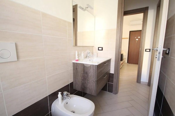 Dusche, Bidet, Handtücher