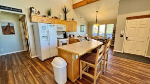 Fridge, microwave, oven, dishwasher - Rim Village I Garage I Pool & Hot Tub I Trailer Parking (Moab)