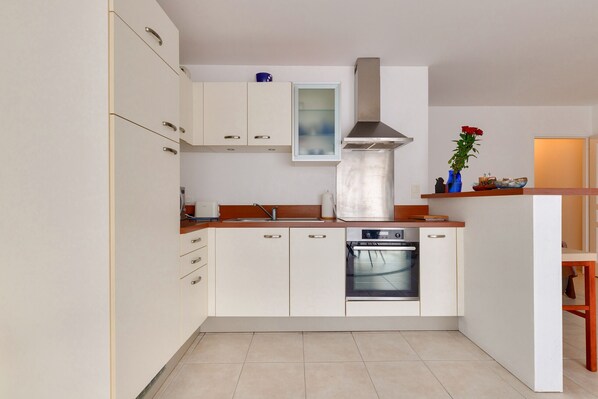 Refrigerador, microondas, horno y lavavajillas