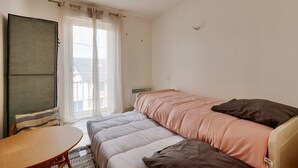 Une chambre à coucher avec un lit, une table et une chaise.