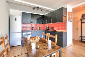 Fridge, microwave, oven, coffee/tea maker