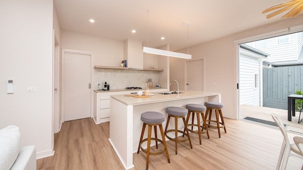 Fridge, microwave, oven, stovetop - Barefoot Beach House McCrae (McCrae)