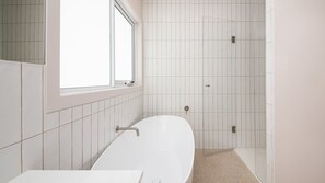 Suihku, hiustenkuivaaja, pyyhkeet