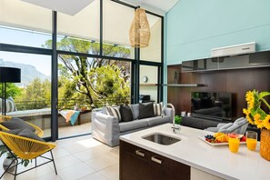 Smart TV - Apartment Chilworth - Three Bedroom Apartment, Sleeps 6 (Camps Bay)