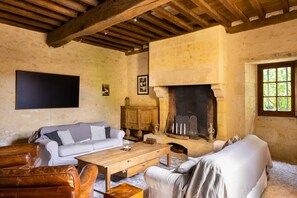 Un futbolín, una mesa de tenis de mesa