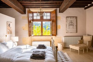 6 bedrooms, iron/ironing board, Internet, bed sheets