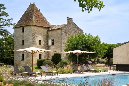 Chateau Chaumeton - Six Bedroom Castle, Sleeps 14
