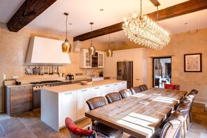 Lavavajillas y trona infantil