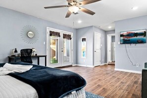 3 bedrooms, iron/ironing board, WiFi, bed sheets - Step into Comfort in this 3BR/2BA Downtown Retreat (San Antonio)