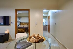 1 habitación, tabla de planchar con plancha, wifi gratis y ropa de cama 