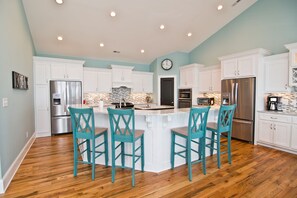 Geladeira, micro-ondas, fogão, lava-louças