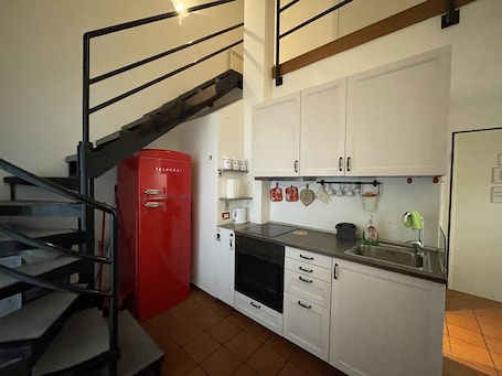 Refrigerador con freezer, horno, utensilios de cocina