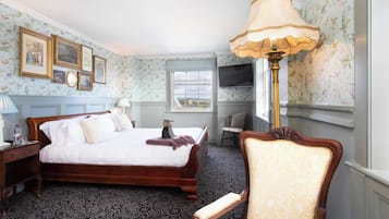 Hypo-allergenic bedding, desk, free WiFi, bed sheets