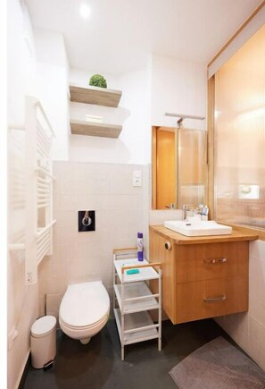 Håndklær, såpe og toalettpapir