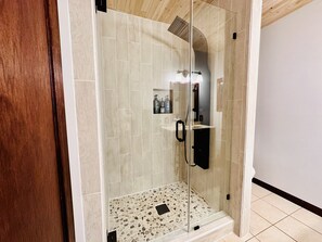 Jetted bath, hair dryer, towels, soap - Stunning Mtn View Retreat w/ Kids' Treehouse, Hot Tub, Video Wall & Pool Table. (Sevierville)