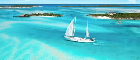 على الشاطئ، كراسي للتشمس، مناشف للشاطئ