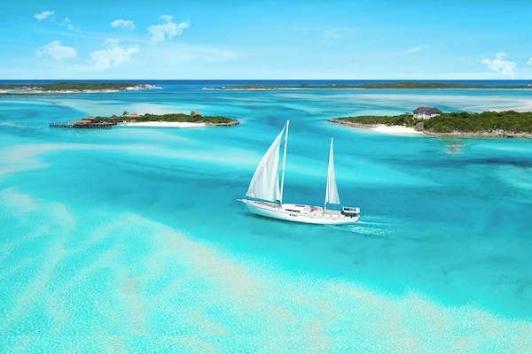 På stranden, solstolar och strandhanddukar