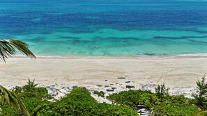 En la playa, camastros y toallas de playa 
