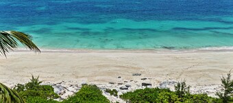 Three Palms Beach Retreat - Entire beachfront home in Bahama Palm Shores