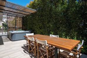 Outdoor dining - Country Home - Kalamata Mediterranean Suites & Villas
 (Kalamata)