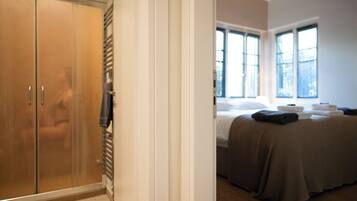 7 bedrooms, desk, iron/ironing board, travel cot