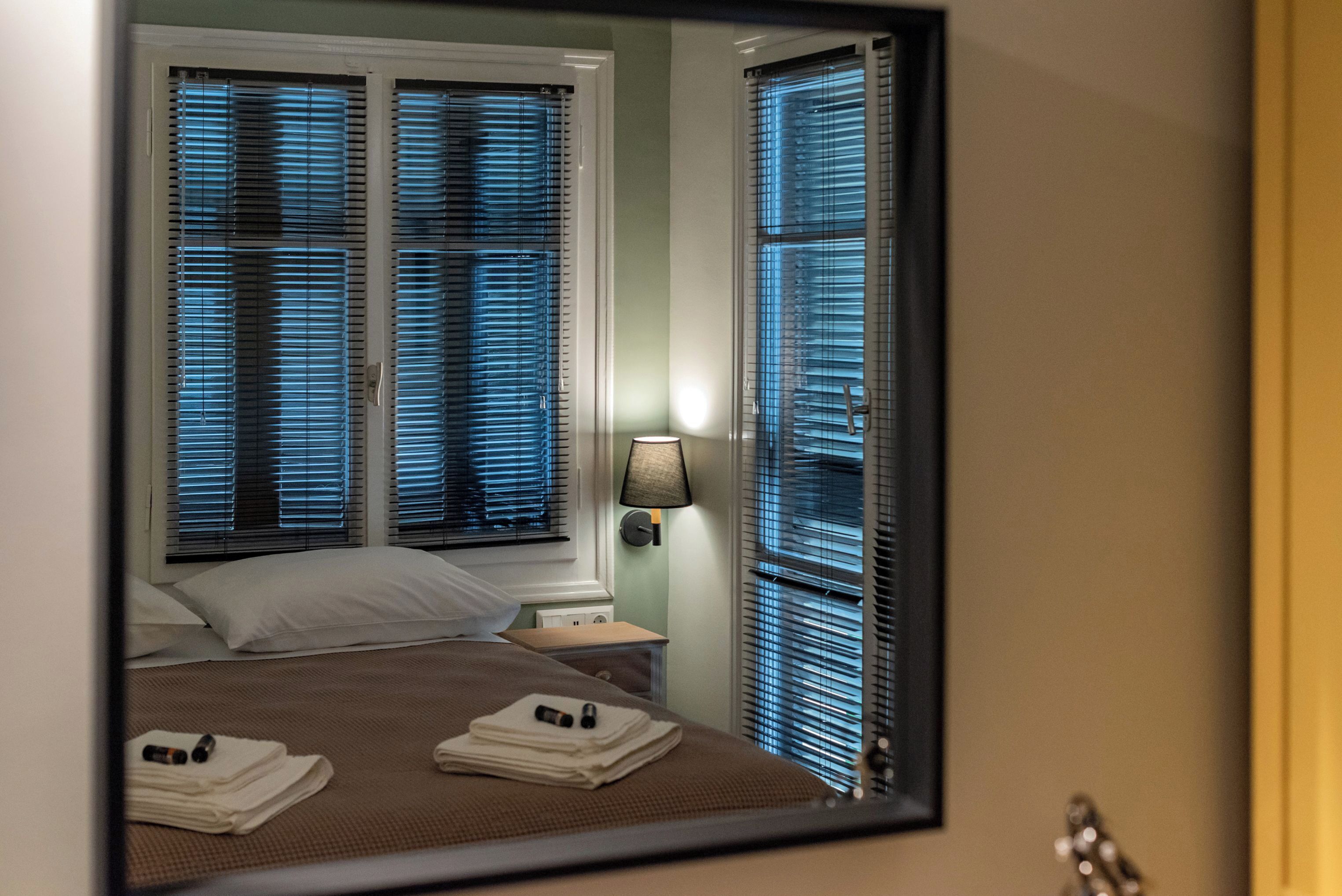 7 bedrooms, desk, iron/ironing board, travel cot