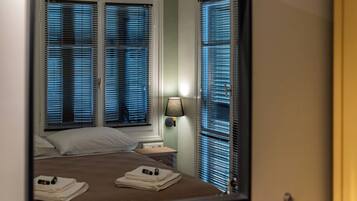 7 bedrooms, desk, iron/ironing board, travel cot