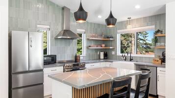 Refrigerador, microondas, horno, placa de cocina