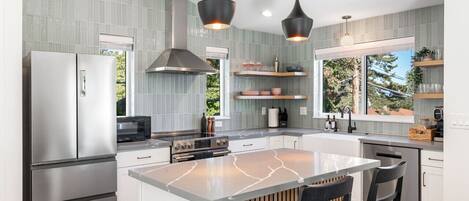 Kjøleskap, mikrobølgeovn, ovn og kokeplater