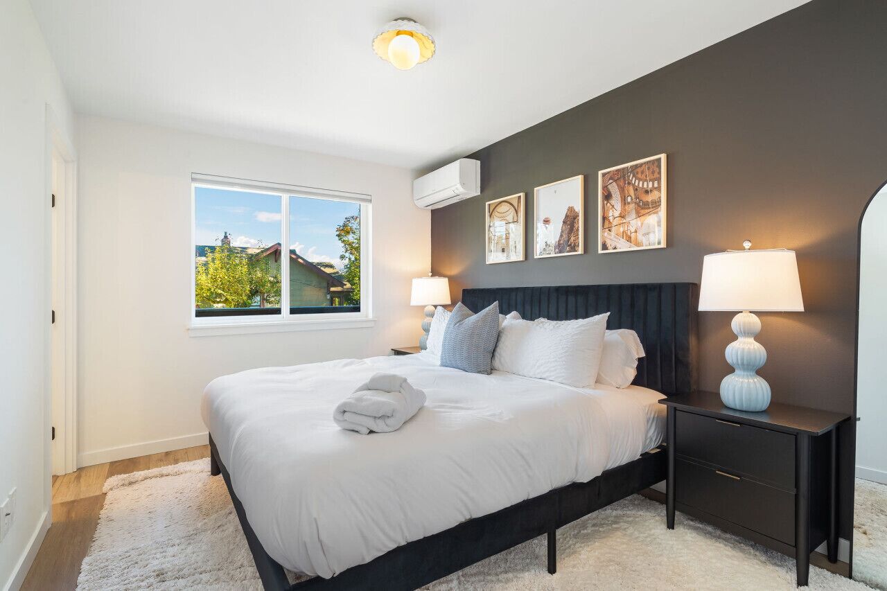 Een bureau, een strijkplank/strijkijzer, wifi