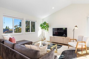 Smart TV - Maple Leaf Retreat |2BD 3B| Garage Parking (Seattle)