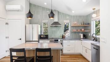 Refrigerador, microondas, horno, placa de cocina