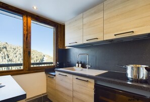 Frigorífico, microondas, horno y placa de cocina