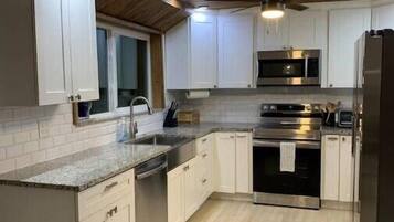 Réfrigérateur, micro-ondes, four, plaque de cuisson