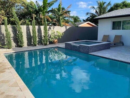 RETREAT with  SALT WATER HEATED POOL & SPA. SUMMER  AVAILABLE !