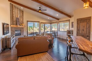 Smart TV, fireplace