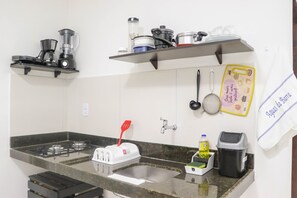 Kühlschrank, Herdplatte, Wasserkocher mit Kaffee-/Teezubehör, Mixer