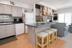 Refrigerador, microondas, lavavajillas y cafetera y tetera