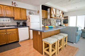 Réfrigérateur, micro-ondes, lave-vaisselle, cafetière/bouilloire