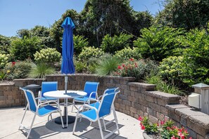 Outdoor dining - Ocean Terrace #2, Oceanfront Condo in Pine Knoll Shores, NC! (Pine Knoll Shores)