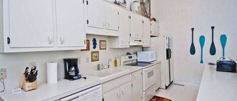 Køleskab, mikrobølgeovn, opvaskemaskine, kaffe-/temaskine