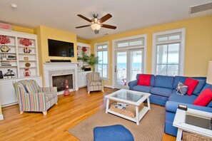 Fernseher, Kamin, DVD-Player