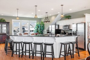 Réfrigérateur, micro-ondes, lave-vaisselle, cafetière/bouilloire