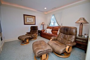 TV - Patty's Beach House, Oceanfront House in Emerald Isle, NC! (Emerald Isle)