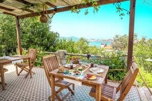 Free daily full breakfast